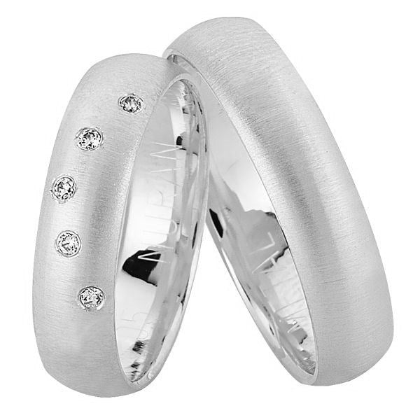 Særpræget Nuran vielsesringe i 14 kt hvidguld med 5 diamanter 0,05 ct – børstet overflade og buet profil.